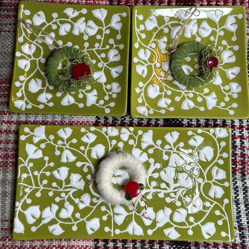 Crate & Barrel 3 Piece Akemi Floral Serving Set - Picture 8 of 16
